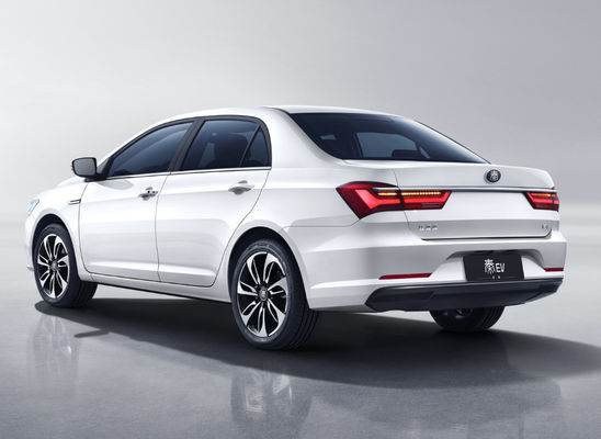 4 portas 5 assentam o passeio confortável de Byd Qin Ev 400-450KM dos carros de BYD EV
