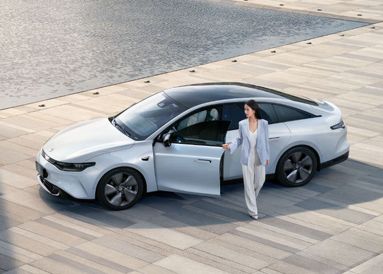 O pulo C01 viaja de automóvel o carro elétrico 525-717KM que 4 portas 5 assentam a carga 0.67H rápida