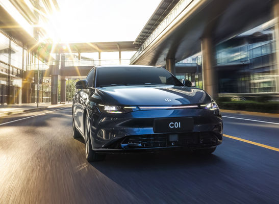O pulo C01 viaja de automóvel o carro elétrico 525-717KM que 4 portas 5 assentam a carga 0.67H rápida