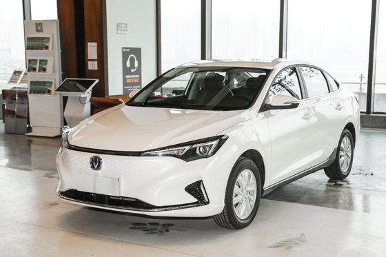 Carro compacto do sedan dos assentos das portas 5 de Changan Eado EV460 365-405KM Changan EV 5